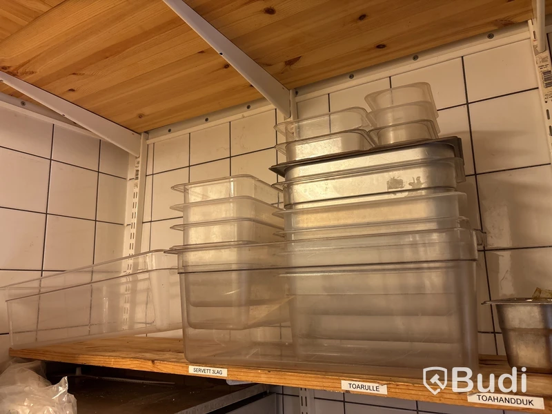 Hylla inkl. diverse plastkantiner