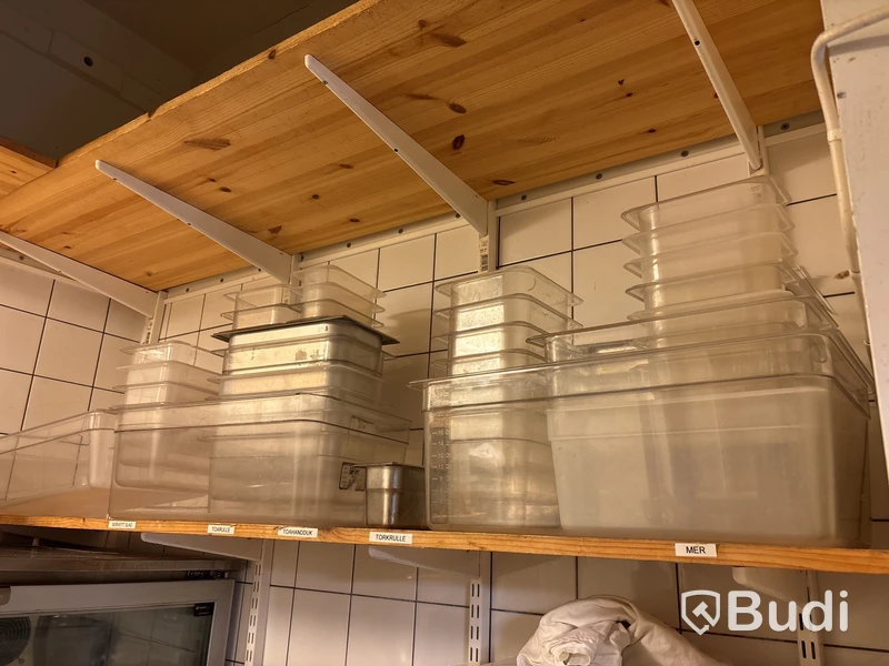 Hylla inkl. diverse plastkantiner