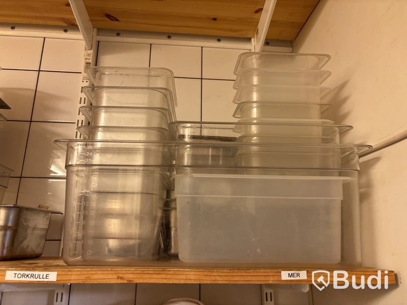 Hylla inkl. diverse plastkantiner