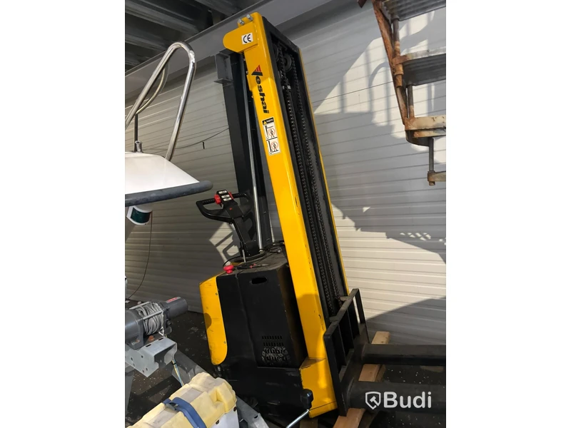 Ledstaplare Veshai WS-100/30, lyfthöjd 3 m, batterier dåliga.