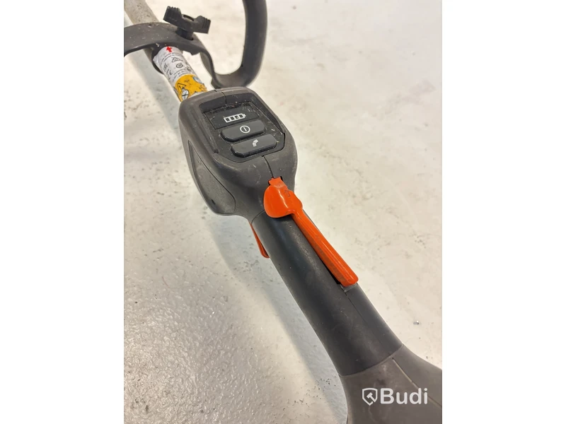 Batteridriven motorsåg och 2 st. kombinationsgrästrimmer
