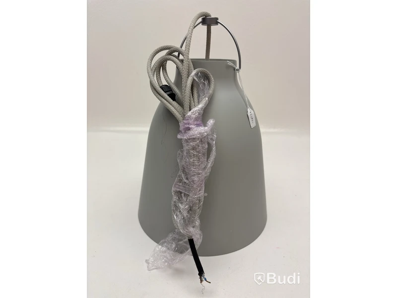 Taklampa Fritz Hansen Caravaggio P2 ljusgrå. Ord. pris inkl. moms: ca 5399 kr.