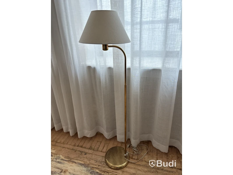 Fåtölj, sidobord och lampa