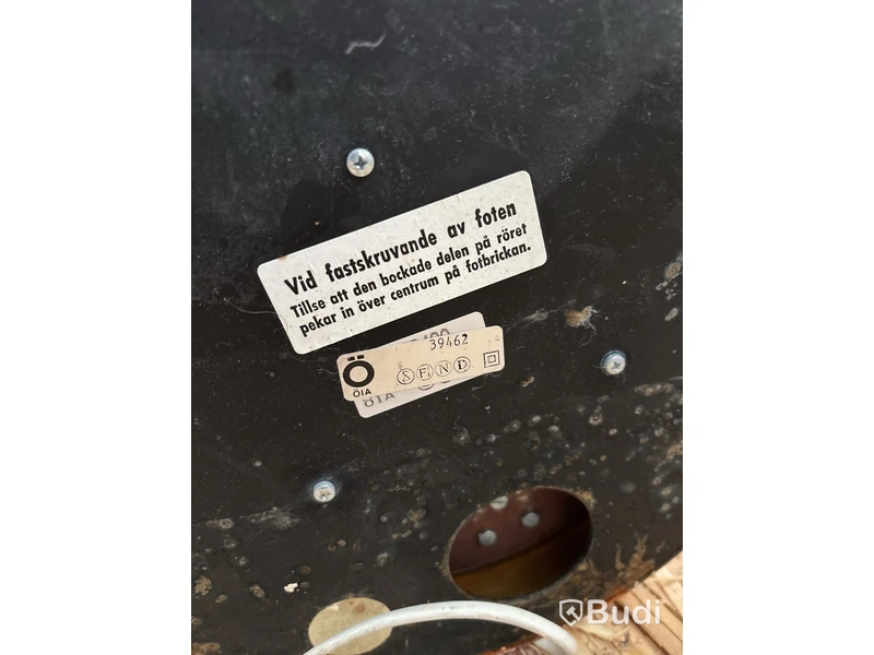 Fåtölj, sidobord och lampa