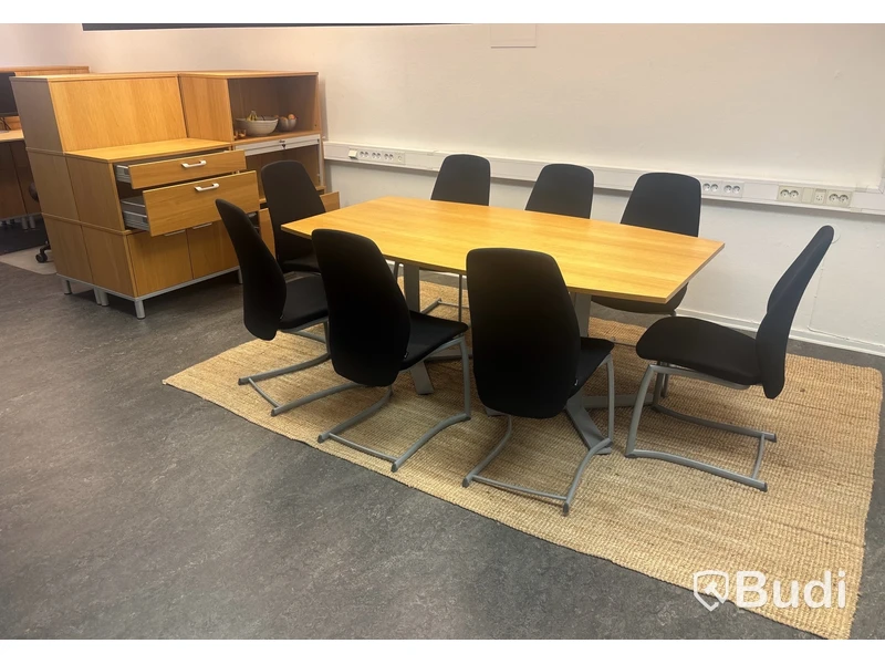 Konferensbord Kinnarps med 8 st. stolar och skåp.