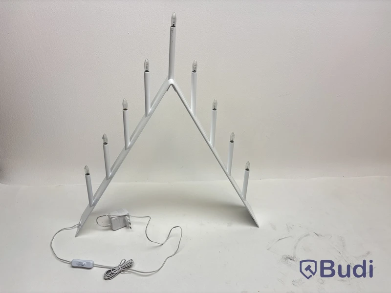 Adventsljusstake SMD Design, spica vit. Ord. pris inkl. moms: ca 2880 kr.