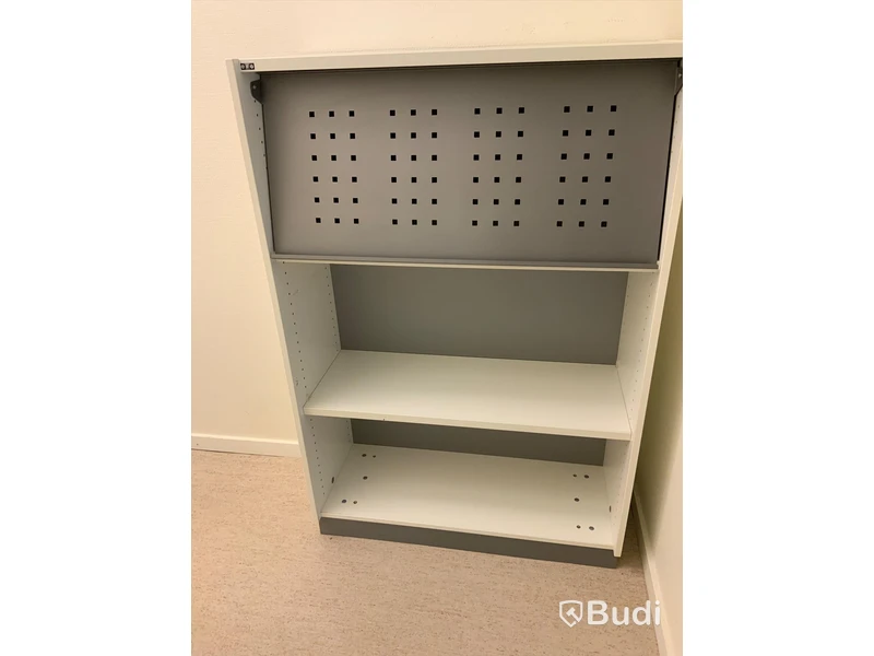 Hylla med 2 hyllplan. Mått H120xB80xD33 cm.