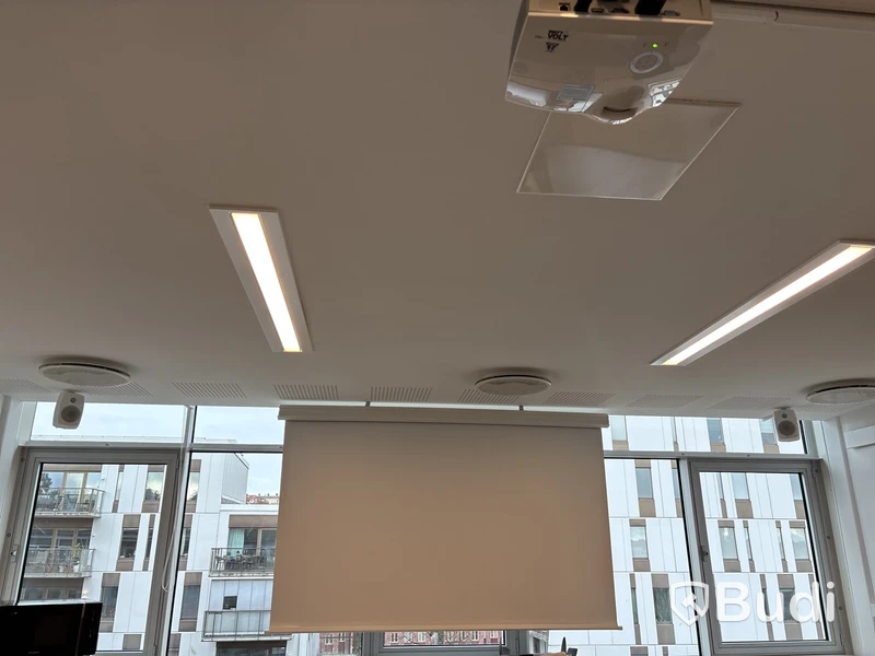 Projektor inkl. projektorduk och högtalare