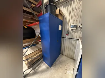 Plåtskåp med innehåll