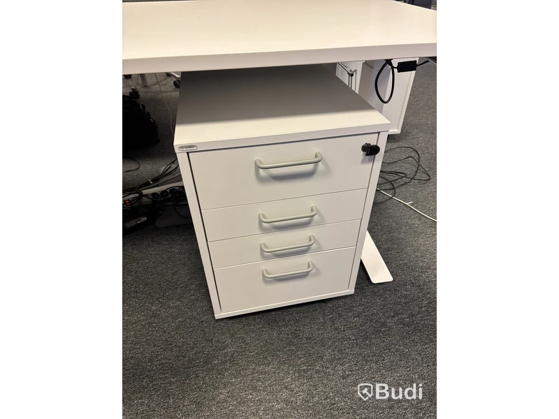 Höj_ och sänkbart skrivbord Ikea inkl. hurts Edsbyn samt kontorsstol