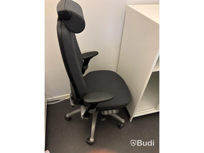 Höj- och sänkbart skrivbord inkl. hurts Edsbyn och kontorsstol