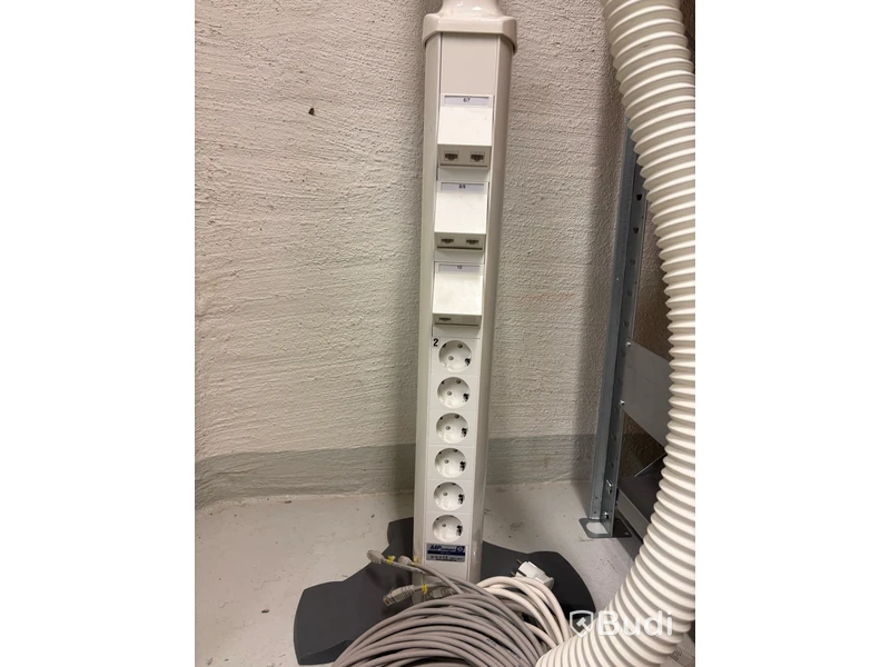 2 st. El och nätverksstolpar
