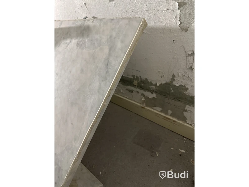 Kommod i marmor, inkl. blandare