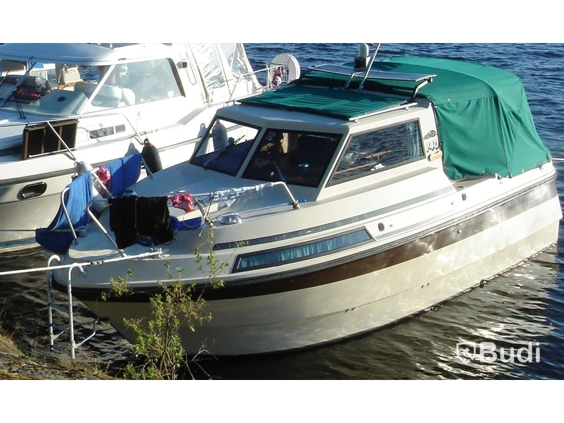 Kabinbåt Bever 740 med "ny" motor och vagn Längd (m): 7,4