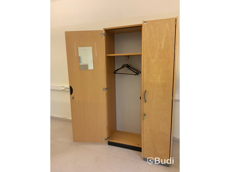 Klädskåp 2st EFG - Rum 3138