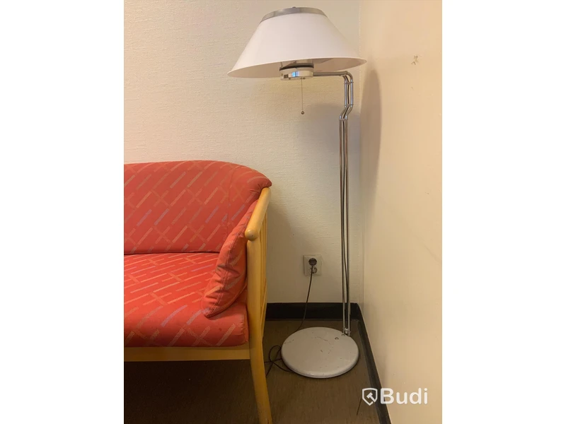 Soffa, fåtölj 2st, bord och golvlampa  - Rum 3127