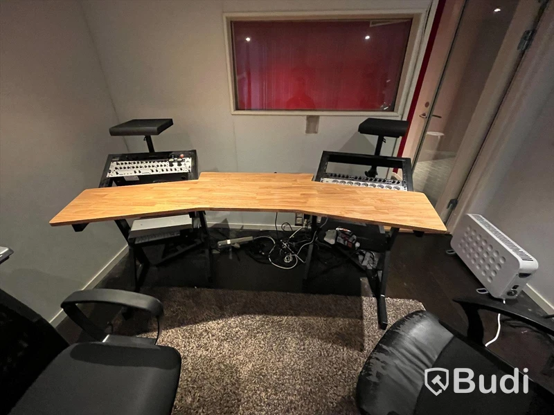 Studiobord med dubbla rack och monitor-ställ. 190 cm bredd