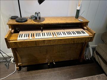 Mindre piano 130 cm bredd