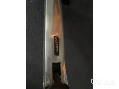Ergotron dämpad arm för dubbla skärmar. Saknar skruvfot