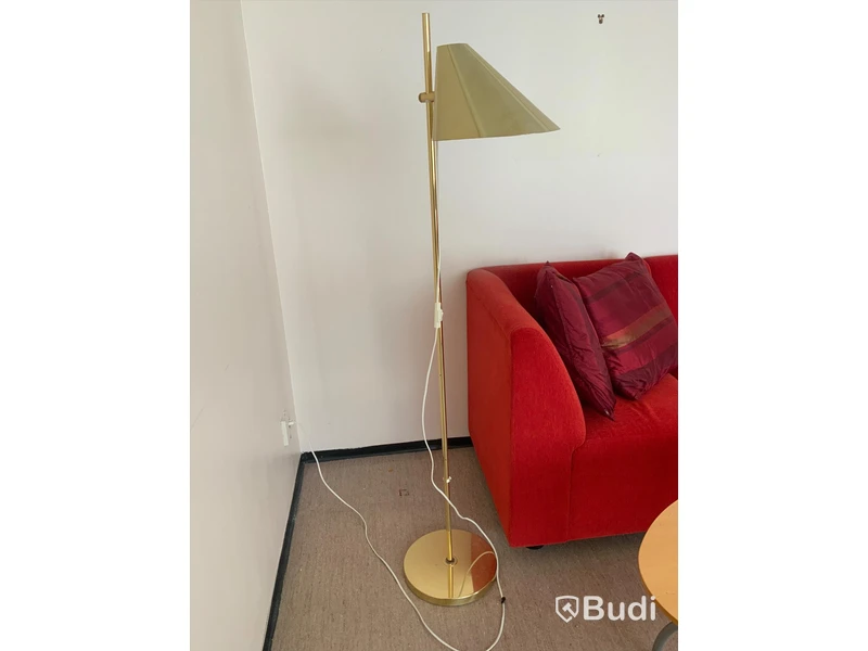 Vinkelsoffa inklusive soffbord och golvlampa mässing - Rum 3011
