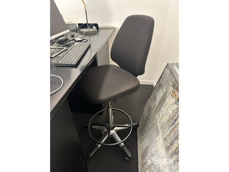Arbetsstation med 2 st. kontorsstolar