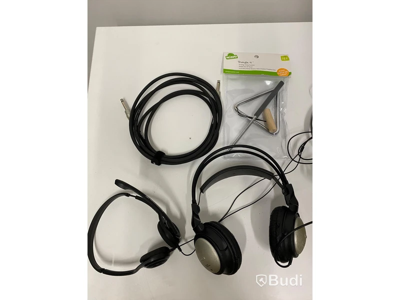 Låda med Sennheiser headsets mm