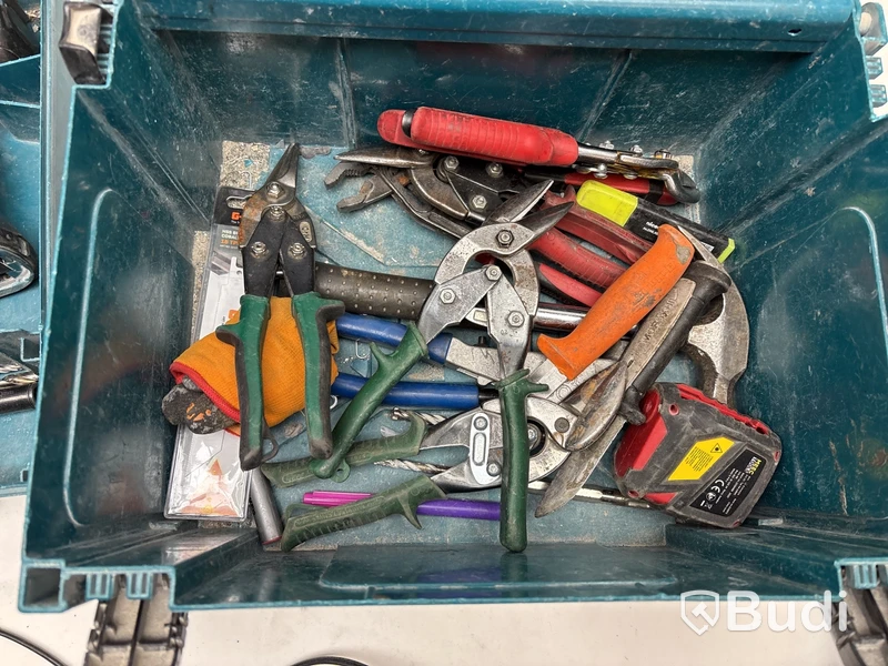 Parti med diverse verktyg Makita