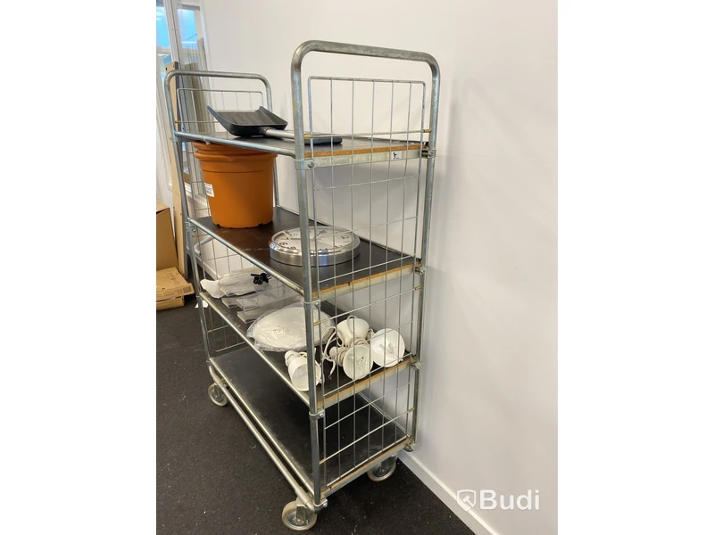 Rullvagn med hyllor