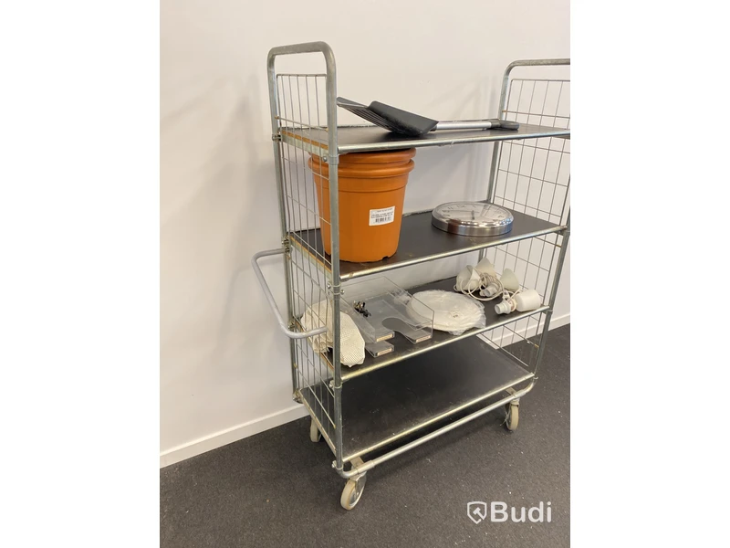 Rullvagn med hyllor
