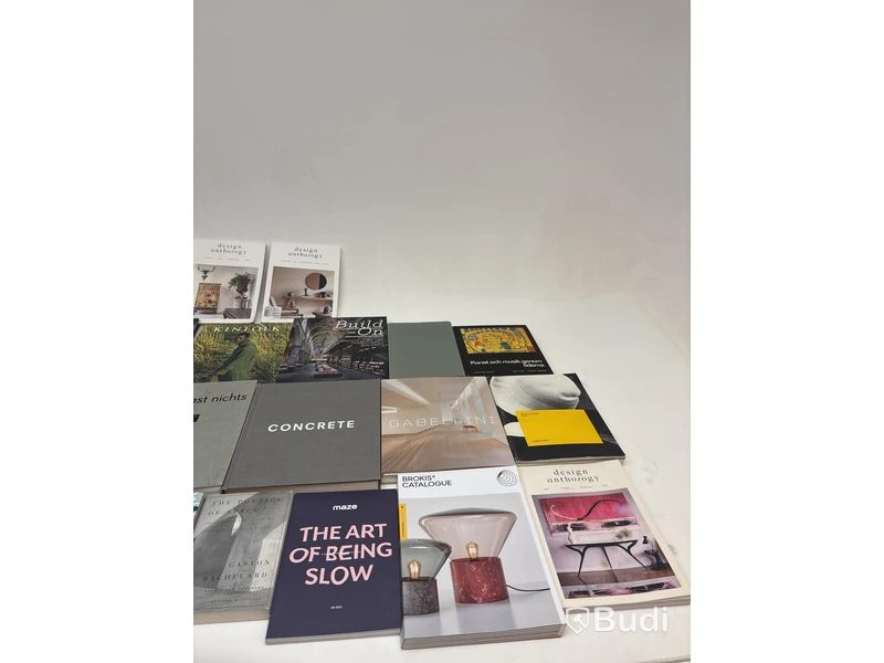 Parti med diverse böcker / coffee table books