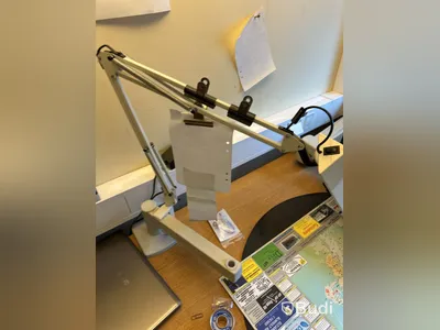 Skrivbord med HP-datorskärm och arbetslampa