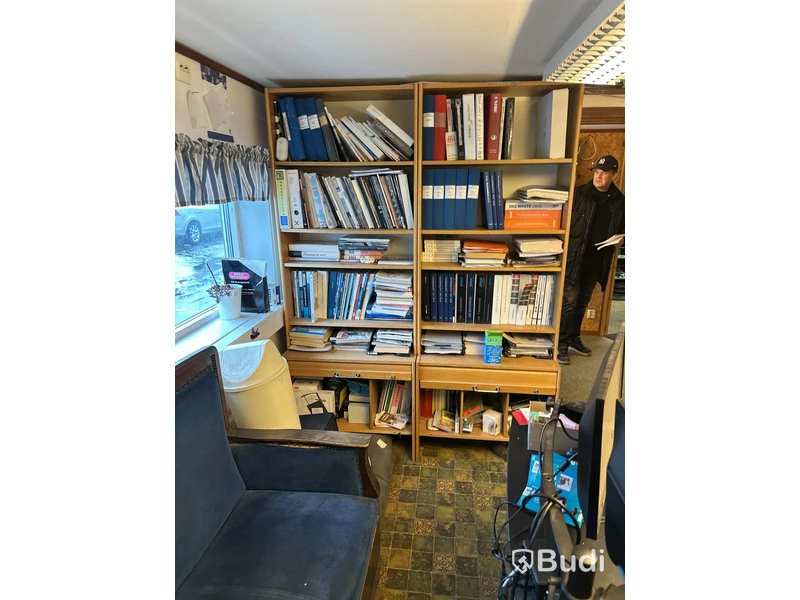 Kontorsinredning, skrivbord, monitorer, skrivare