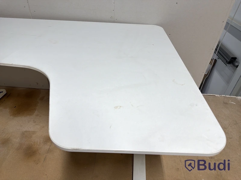 2 st skrivbord och kontorsstol
