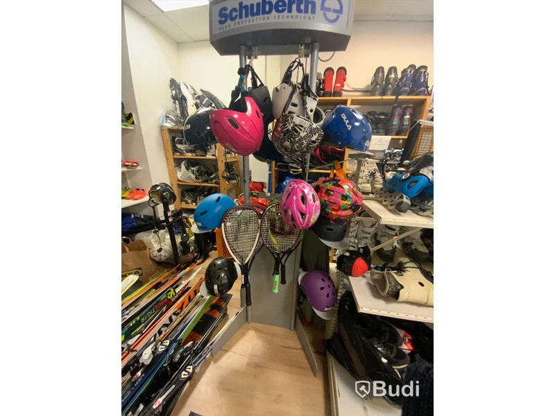 Parti med div begagnade hjälmar och tennisrack