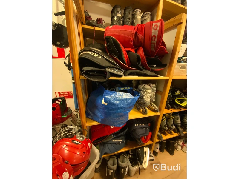 Parti med div hockeyutrustning