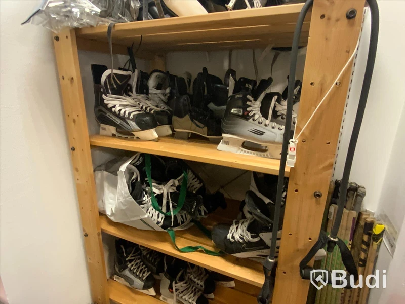 Parti med div hockeyutrustning