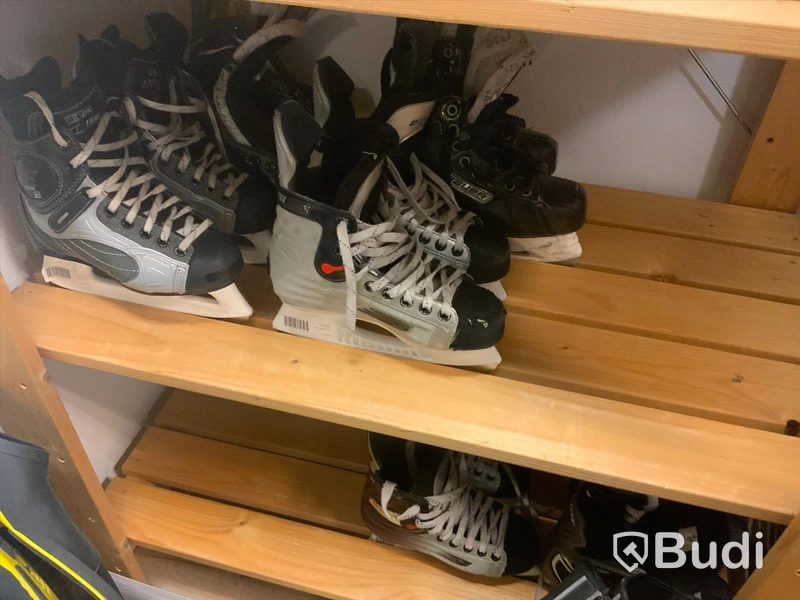 Parti med div hockeyutrustning