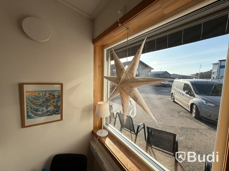 Höj/sänkbart bord, skåp m.m.