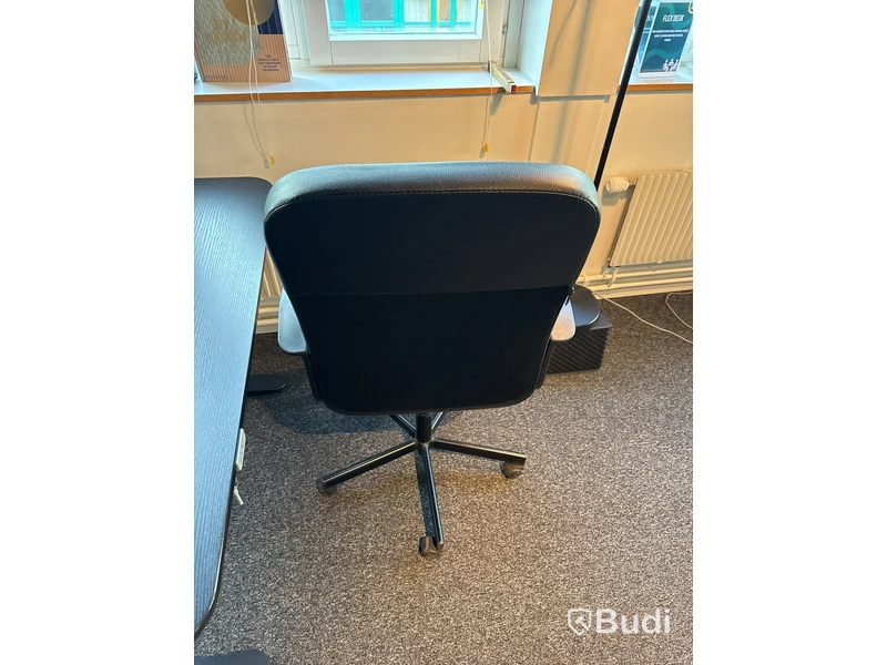 Höj- och sänkbart skrivbord Ikea Bekant, inkl. kontorsstol Ikea Renberget