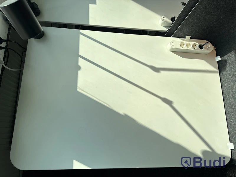 Höj- och sänkbart skrivbord Ikea Bekant, inkl skärm och skrivbordslampa