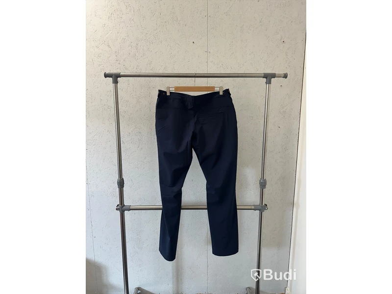Hoody, stl. L, Clique, dark navy. & (NY) Dambyxor, stl. L, Cutter & Buck, dark navy.