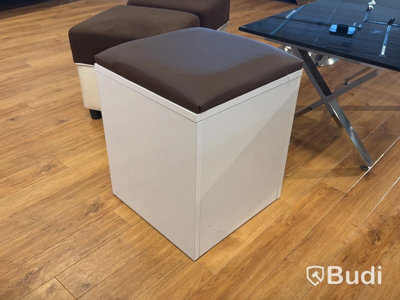 Soffbord, sidobord samt 3 st sittpallar