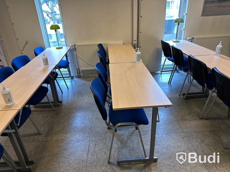 Möbler stol och bord,  utrustning för utbildning, körskola ca 30 platser .