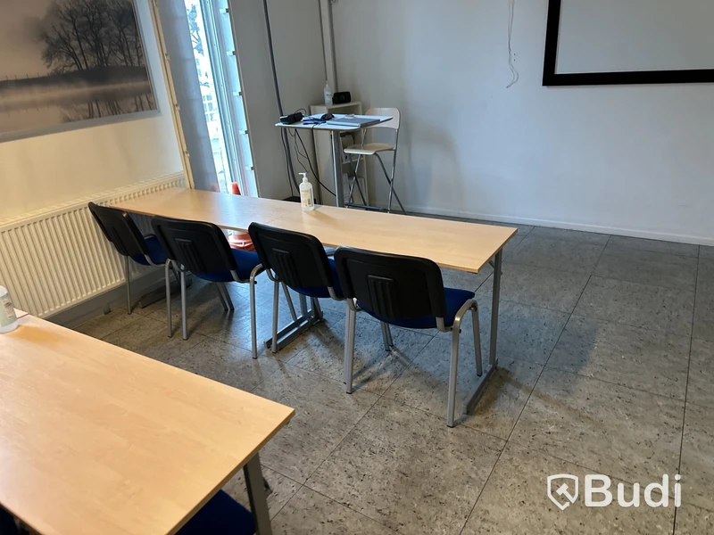 Möbler stol och bord,  utrustning för utbildning, körskola ca 30 platser .