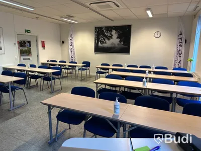 Möbler stol och bord,  utrustning för utbildning, körskola ca 30 platser .