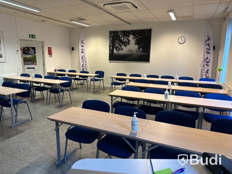 Möbler stol och bord,  utrustning för utbildning, körskola ca 30 platser .