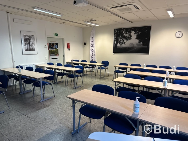 Möbler stol och bord,  utrustning för utbildning, körskola ca 30 platser .