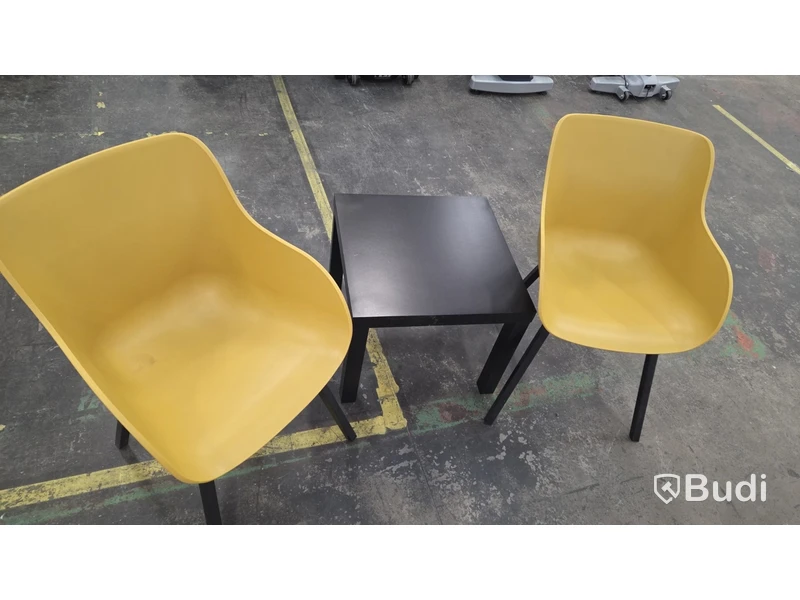 Gula plaststolar och svart kaffebord