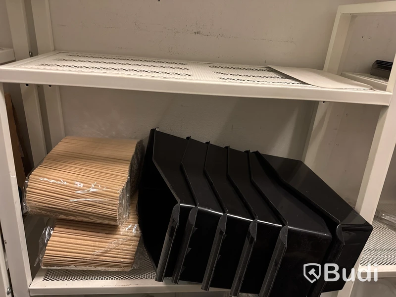4 st. Hyllor inkl. innehåll
