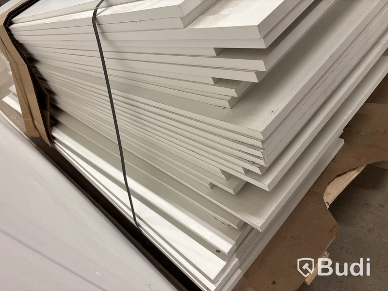 Parti med Hyllplan, vita 16x500x2035MM.